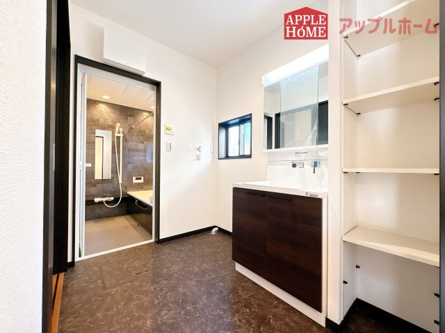 【新築住宅】東松山市本町 第4期 全1棟の独立洗面台|暮らしを快適にする三面鏡仕様の洗面化粧台。収納力と機能性に優れた使いやすい設備で、忙しい朝の身支度もスムーズに♪