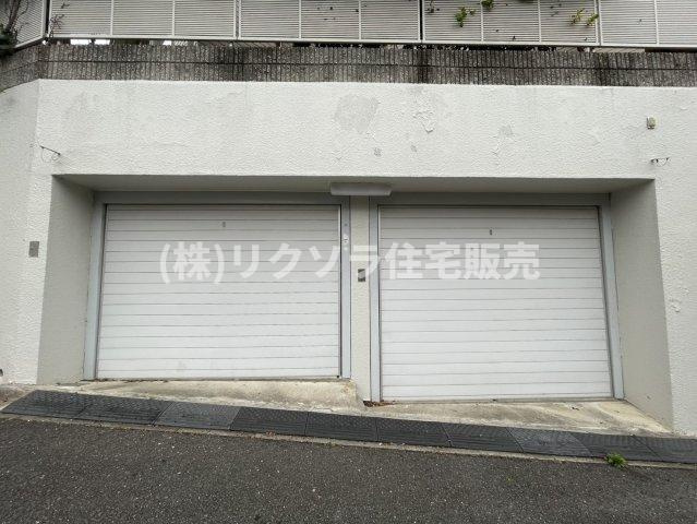 成田南町　中古一戸建ての駐車場|ボックスガレージ　2台駐車可能
■物件内覧・資金計画相談・住宅ローン相談、リフォーム相談、お問合せ受付中■
※当日・翌日のご内覧、ご相談はお電話でのお問合せがスムーズです！