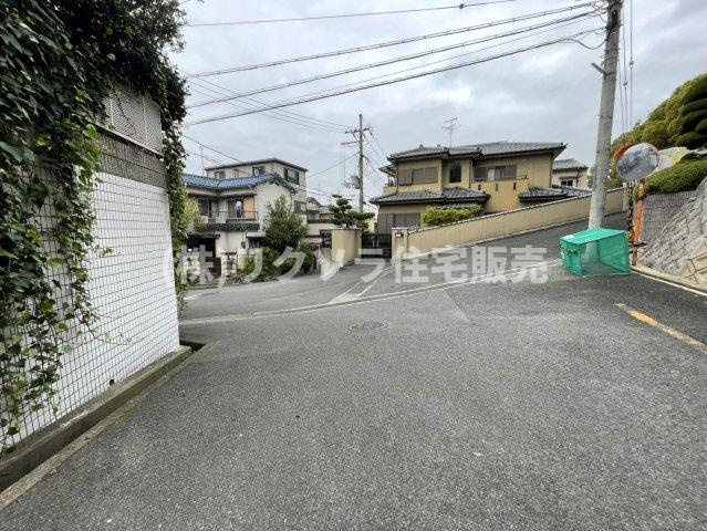 成田南町　中古一戸建ての前面道路含む現地写真|■物件内覧・資金計画相談・住宅ローン相談、リフォーム相談、お問合せ受付中■
※当日・翌日のご内覧、ご相談はお電話でのお問合せがスムーズです！