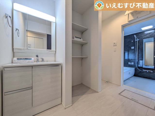 GRAFARE　深谷市上野台2期の独立洗面台|リネン庫スペースを完備
タオルを収納したり、洗濯用の洗剤などを収納したり、洗面室をすっきり使えます♪