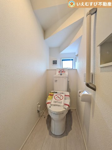 GRAFARE　深谷市上野台2期のトイレ|普通の生活で水道代を節約できる節水トイレ
窓付きで明るく、お掃除しやすいシンプルな空間♪