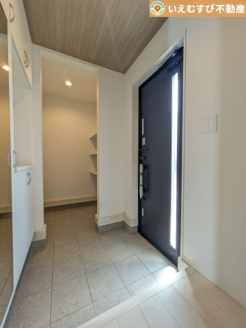 GRAFARE　深谷市上野台2期の玄関|玄関がいつも片づくシューズインクローゼット
たっぷり入る収納設備で玄関がすっきり綺麗に過ごせると快適ですよね♪