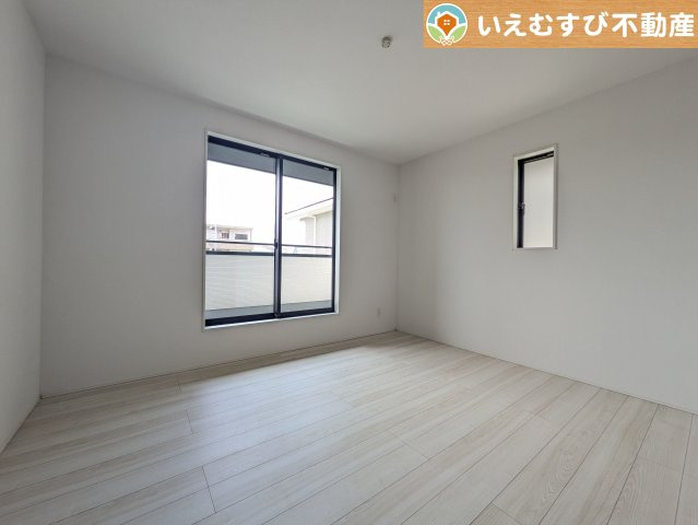 GRAFARE　深谷市上野台2期の洋室|シンプルで明るいお部屋
2面採光で日当り良好！シンプルなお部屋なので自分で家具を選ぶのが楽しみですね！