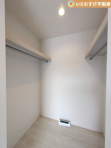 GRAFARE　深谷市上野台2期の収納|たっぷりの収納力を備えたウォークインクローゼット
たくさん収納できるので季節物やかさばるバッグなども片付きます♪