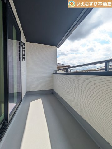 GRAFARE　深谷市上野台2期のバルコニー|南バルコニーで毎日のお洗濯もラクラク快適
しっかり太陽の光が降り注ぐ南向きなのでお洗濯物が乾きやすい♪