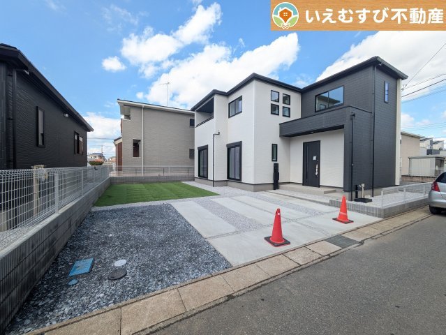 GRAFARE　深谷市上野台2期の駐車場|並列3台駐車可能なゆとりのカースペース
複数台車をお持ちでも、お友達が遊びに来てもゆとりの駐車スペース！