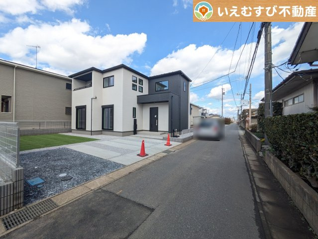 GRAFARE　深谷市上野台2期の前面道路含む現地写真|充分な広さの4ｍ前面道路
間口が広くお車の出し入れも問題なく行えるスペースが確保されています♪