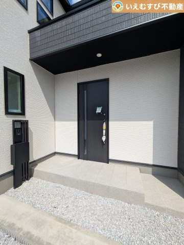 GRAFARE　深谷市上野台2期のエントランス|落ち着いた色づかいのエントランス
駐車場からアクセスの良いエントランス。雨の日や荷物が多くても安心の動線♪