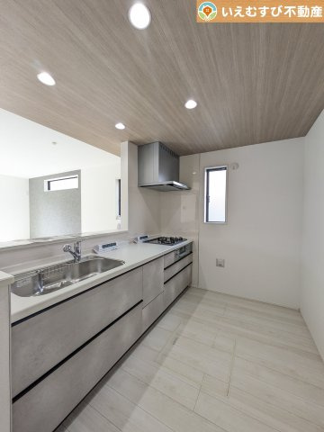 GRAFARE　深谷市上野台2期のキッチン|対面キッチンでリビングを見渡せる
お子様の遊んでいる様子や宿題をしている様子など見守りながらお料理が作れますね♪