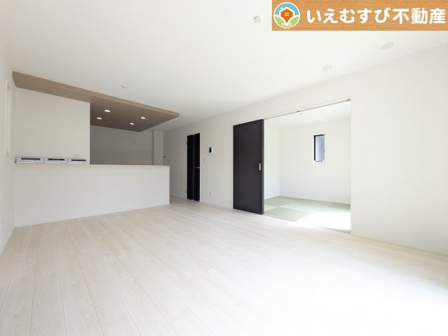 GRAFARE　深谷市上野台2期の居間・リビング|開放感と家族との距離感にこだわったＬＤＫ
採光たっぷりのリビングで休日には家族みんなでくつろげそうですね♪