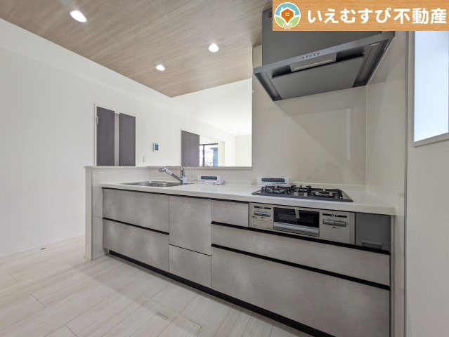 GRAFARE　深谷市上野台2期のキッチン|機能性収納性に溢れるキッチン。
収納もたっぷり付いていてすっきり片付く！毎日楽しくお料理が出来そうです！