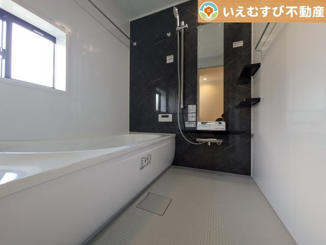 GRAFARE　深谷市上野台2期の浴室|モダンな配色の落ち着いた浴室
ダークトーンの壁面がアクセントになっておしゃれ！窓付きで空気の入れ替えも出来ます！