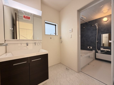 【独立洗面台】 | うるま市田場（全4棟）3号棟 | 3号棟　三面鏡付き洗髪洗面化粧台♪