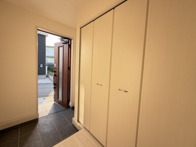 【玄関】 | うるま市田場（全4棟）3号棟 | 3号棟　十分な収納付き玄関♪