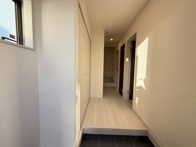 【玄関】 | うるま市田場（全4棟）3号棟 | 3号棟　十分な収納付き玄関♪玄関ホール収納付き♪