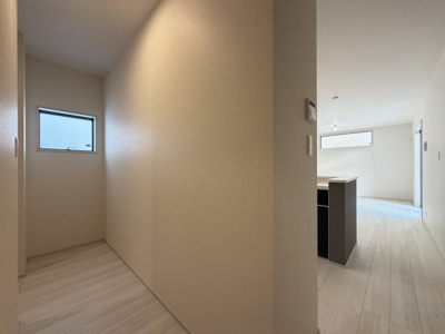 【収納】 | うるま市田場（全4棟）3号棟 | 3号棟　ファミリークロークへ続くスペース♪