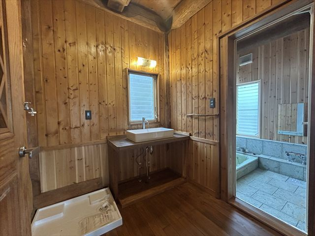 商談中　伊豆七島を望む 無垢材を使用したログハウスの洗面所|洗面＋洗濯機置場
