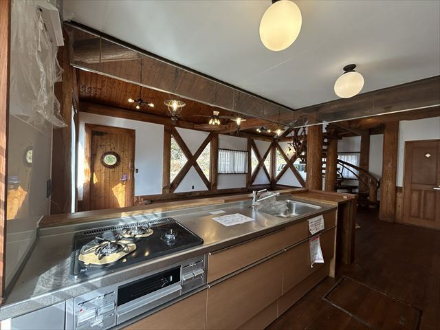 商談中　伊豆七島を望む 無垢材を使用したログハウスのキッチン|新品にリフォーム済