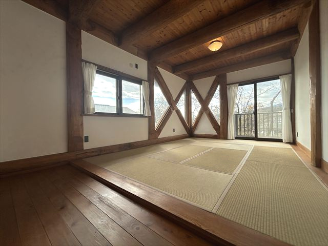 商談中　伊豆七島を望む 無垢材を使用したログハウスの和室|約10帖の落ち着く和室