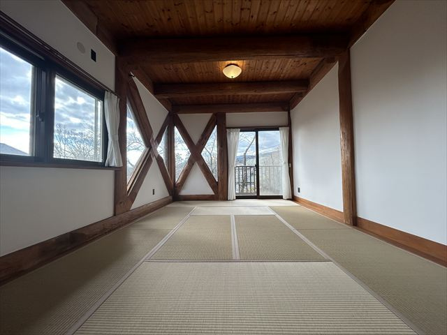 商談中　伊豆七島を望む 無垢材を使用したログハウスの和室|表替えを行っています