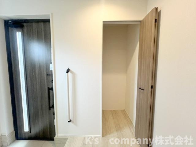 ◎高座郡寒川町一之宮9丁目　新築戸建の玄関|玄関横には収納付き◇お出かけ前に必要なものや、コートなどをかけておくスペースにも便利です◇
