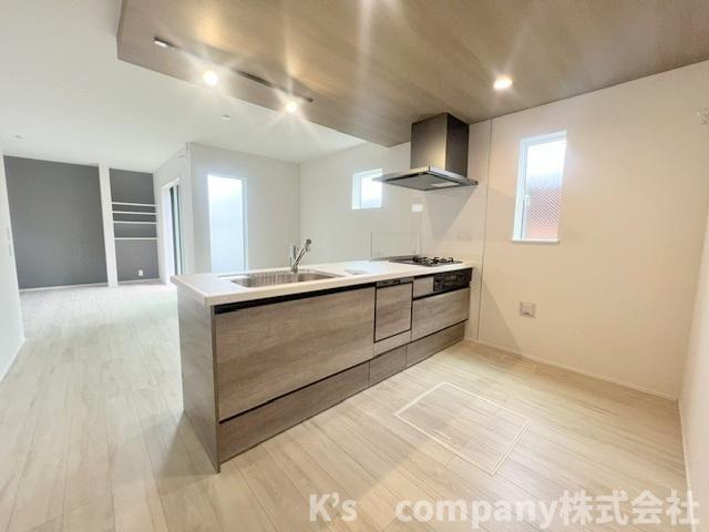 ◎高座郡寒川町一之宮9丁目　新築戸建のキッチン|床とのメリハリのある木目調の優しい雰囲気のシステムキッチン☆