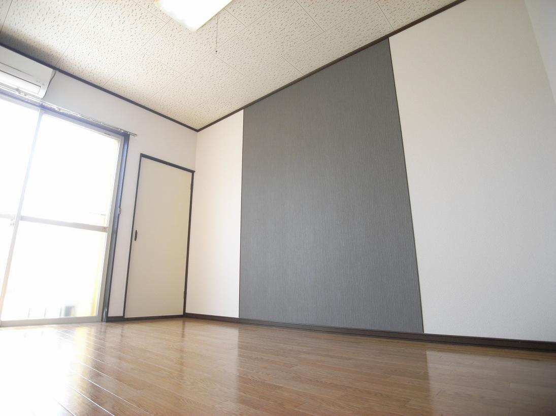 花夢ハウスの居間・リビング|アクセントクロスがございます