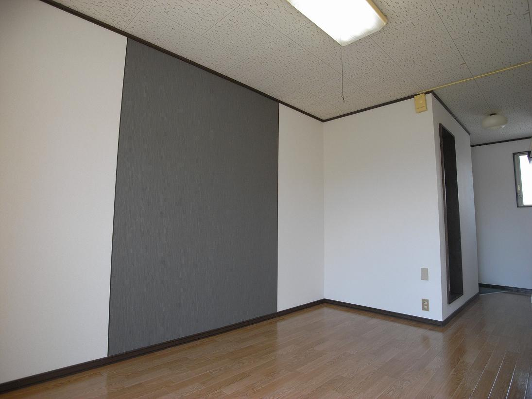 花夢ハウスの居間・リビング|アクセントクロスがございます。照明付き。