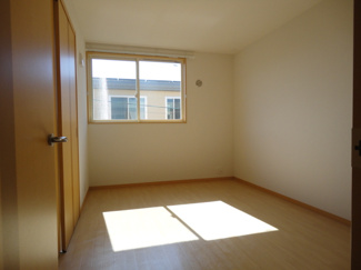 【内装】 | Ａｒｔ　Ｑｕｅｅｎ | 南向きの洋室