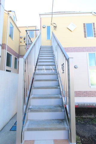 ユナイト生田マドンナストリートのエントランス