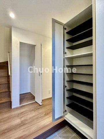 足立区佐野2丁目中古住宅の玄関|【玄関】玄関には大型のシューズクローゼットを設置しておりますのでいつでもスッキリりとした空間を保てます。玄関周りを清潔に使うのはとても大事なことですよね。