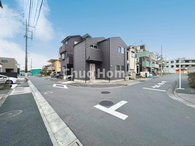 足立区佐野2丁目中古住宅の前面道路含む現地写真|全面道路