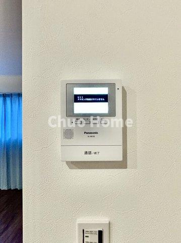 足立区佐野2丁目中古住宅のセキュリティ|【モニターホン】誰が来たかすぐにわかるカラーモニター付きインターホン。通話ボタンを押すまでは室内の音は漏れていませんので相手を確かめてから応対できます。