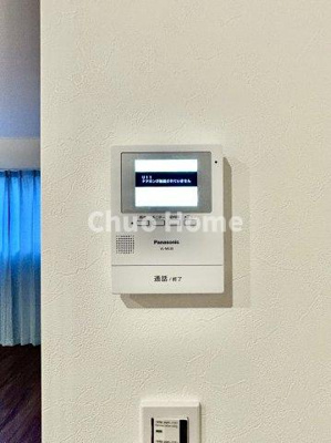 【セキュリティ】 | 足立区佐野2丁目中古住宅 | 【モニターホン】誰が来たかすぐにわかるカラーモニター付きインターホン。通話ボタンを押すまでは室内の音は漏れていませんので相手を確かめてから応対できます。