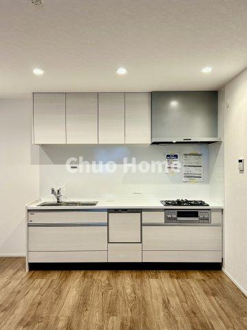 足立区佐野2丁目中古住宅のキッチン|ワイドで収納豊富なシステムキッチン