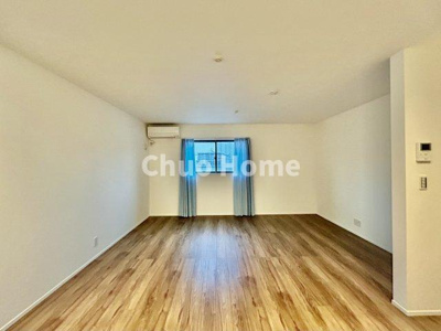 【居間・リビング】 | 足立区佐野2丁目中古住宅 | 【リビングダイニング】一日の中で多くの時間を過すことになるリビングダイニングだからこそ、いつも穏やかな空間であることが必然。爽やかな通風と採光を存分に感じる事が出来る空間です。