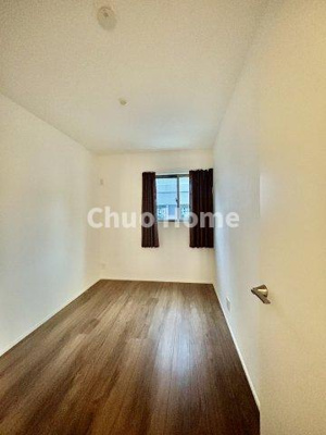 【寝室】 | 足立区佐野2丁目中古住宅 | 【寝室】心と体をゆったりと安らげる主寝室。寝室のゆとりが大きい分だけ、暮らしの安らぎは深まります。一日の疲れを癒すだけでなく、ご夫婦の親密な語らいを紡ぎ出します