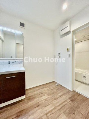 【ランドリースペース】 | 足立区佐野2丁目中古住宅 | 【ランドリースペース】担当者がスケールを持ち歩いておりますので、ご見学時には現在お使いの洗濯機などがきちんと収まるかなどもチェックして下さい。見学前に測っておくと非常に便利だと思います。