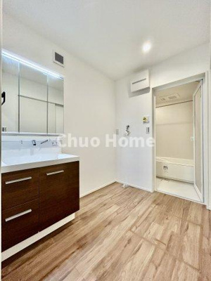 【脱衣所】 | 足立区佐野2丁目中古住宅 | 【洗面所】明るい洗面所は朝をすっきりさせてくれる空間です。バタバタしている忙しい朝でも収納が多い洗面台では短い時間で効率良く支度ができます。