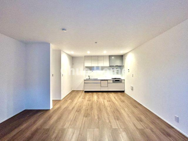 足立区佐野2丁目中古住宅の居間・リビング|【居間・リビング】「ＬＤＫは家族団らんをデザイン」広いＬＤＫでは家族が集まり一緒の時間を過ごせる工夫がされております。何気ない一日の当たり前のひとコマがいつか一生の宝物になります