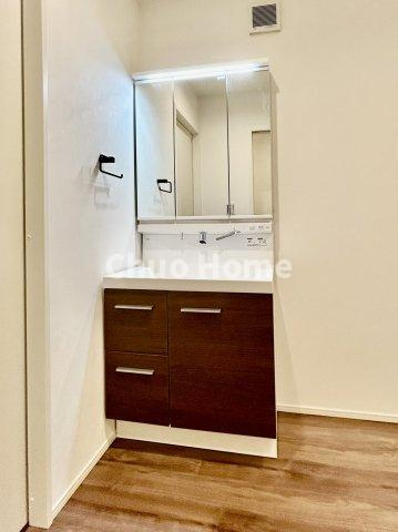 足立区佐野2丁目中古住宅の独立洗面台|【洗面化粧台】洗面化粧台には三面鏡を採用。身だしなみを整えやすい事はもちろんですが、鏡の後ろに収納スペースを設ける事により、散らかりやすい洗面スペースをすっきりさせる事が出来るのも嬉しいですね