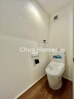 【トイレ】 | 足立区佐野2丁目中古住宅 | 【トイレ】温水洗浄便座機能付きトイレ。温水洗浄便座は清潔にお使いいただくための大切なアイテムです。