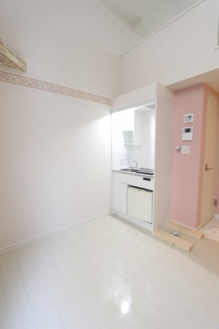 ユナイト新子安サンマルタンの居間・リビング