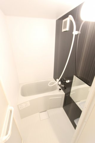 ユナイト新子安サンマルタンの浴室