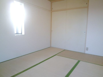 【和室】 | サンガーデン仲Ｃ | 畳の上でゆっくりとくつろげる和室です