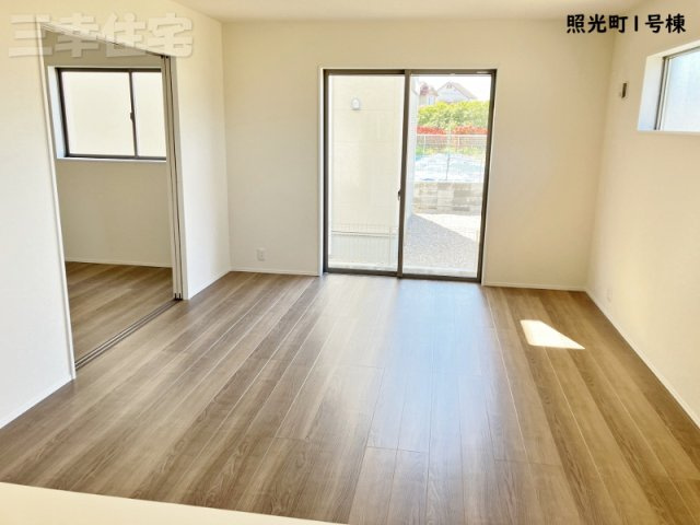 碧南市照光町の居間・リビング|16帖のリビングは4.5帖の洋室と続き間になって20.5帖の広々とした大空間に