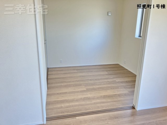 碧南市照光町の洋室|リビングと続き間になる洋室4.5帖。使い方が広がりますね