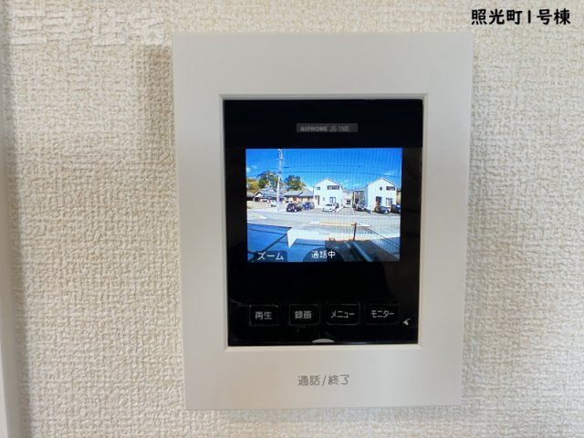 碧南市照光町のセキュリティ|夜の訪問者もカラーでしっかり確認でき、録画をすることも可能です。ズームアップも可能なため、見にくい時でも安心です。また、訪問者がボタンを押さなくても、いつでも玄関先の様子を映像と音でチェックできます