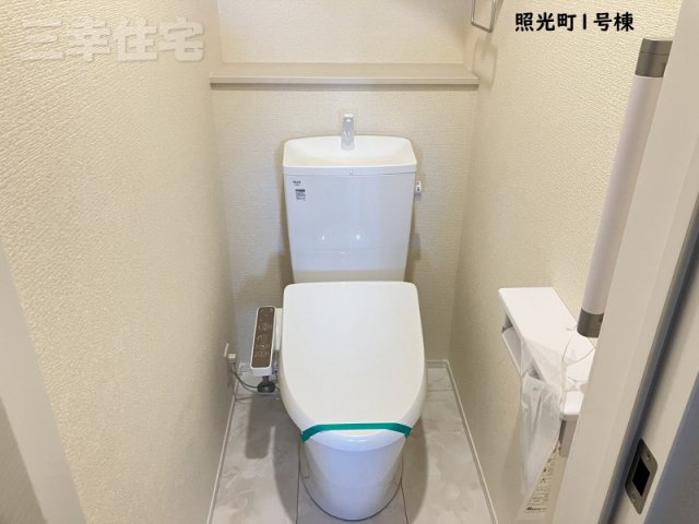碧南市照光町のトイレ|トイレは、一階・二階共に洗浄便座を標準装備しています。水量は従来品より約60%カットされていますが、少ない水でもパワフルな洗浄力を実現しています。環境にやさしく、経済的です。