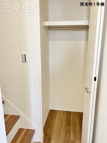 碧南市照光町の収納|１階のファミリークローク。帰宅後すぐに上着を収納。良い習慣が身に付きますね♪